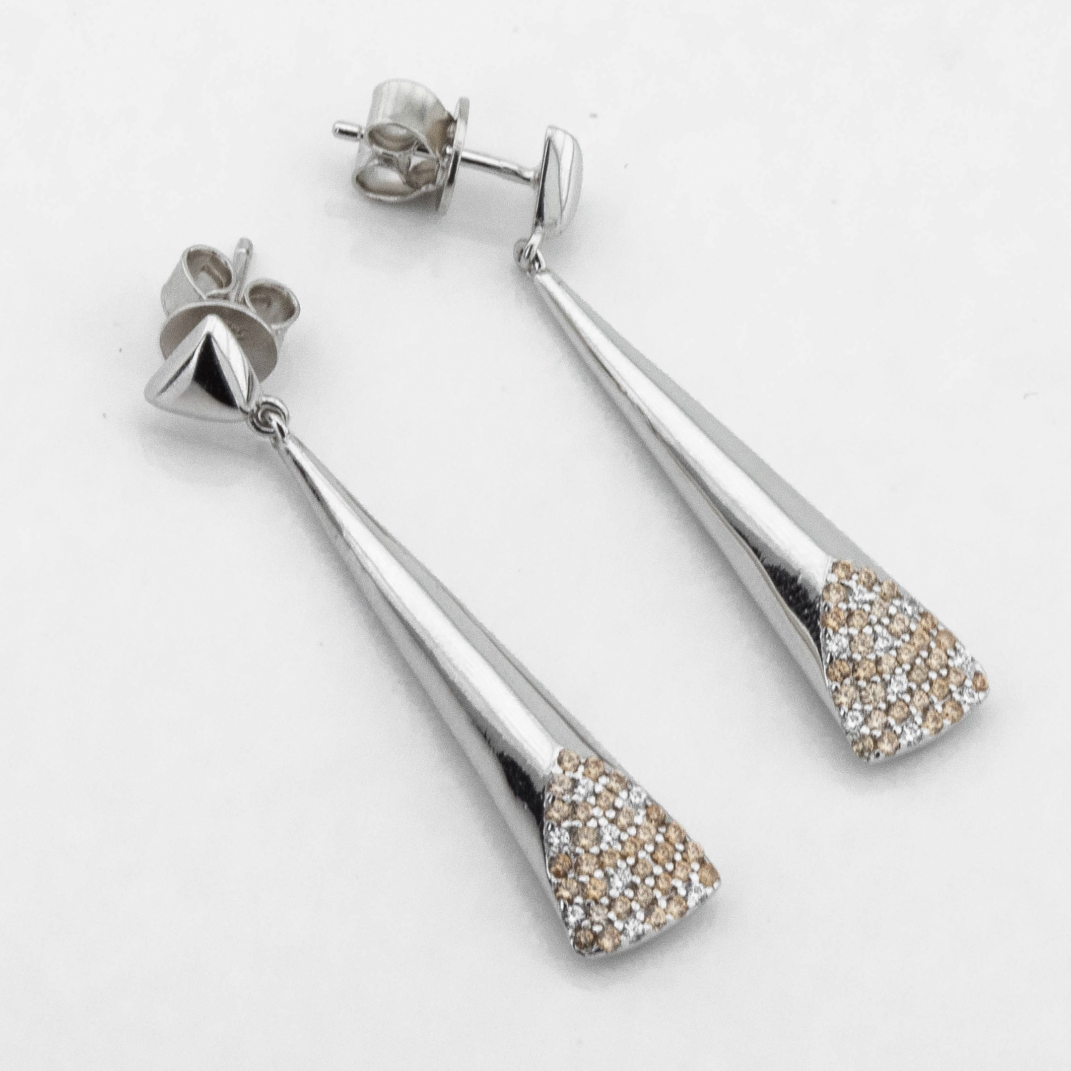 

Серебряные серьги с фианитами c121596 Диамант