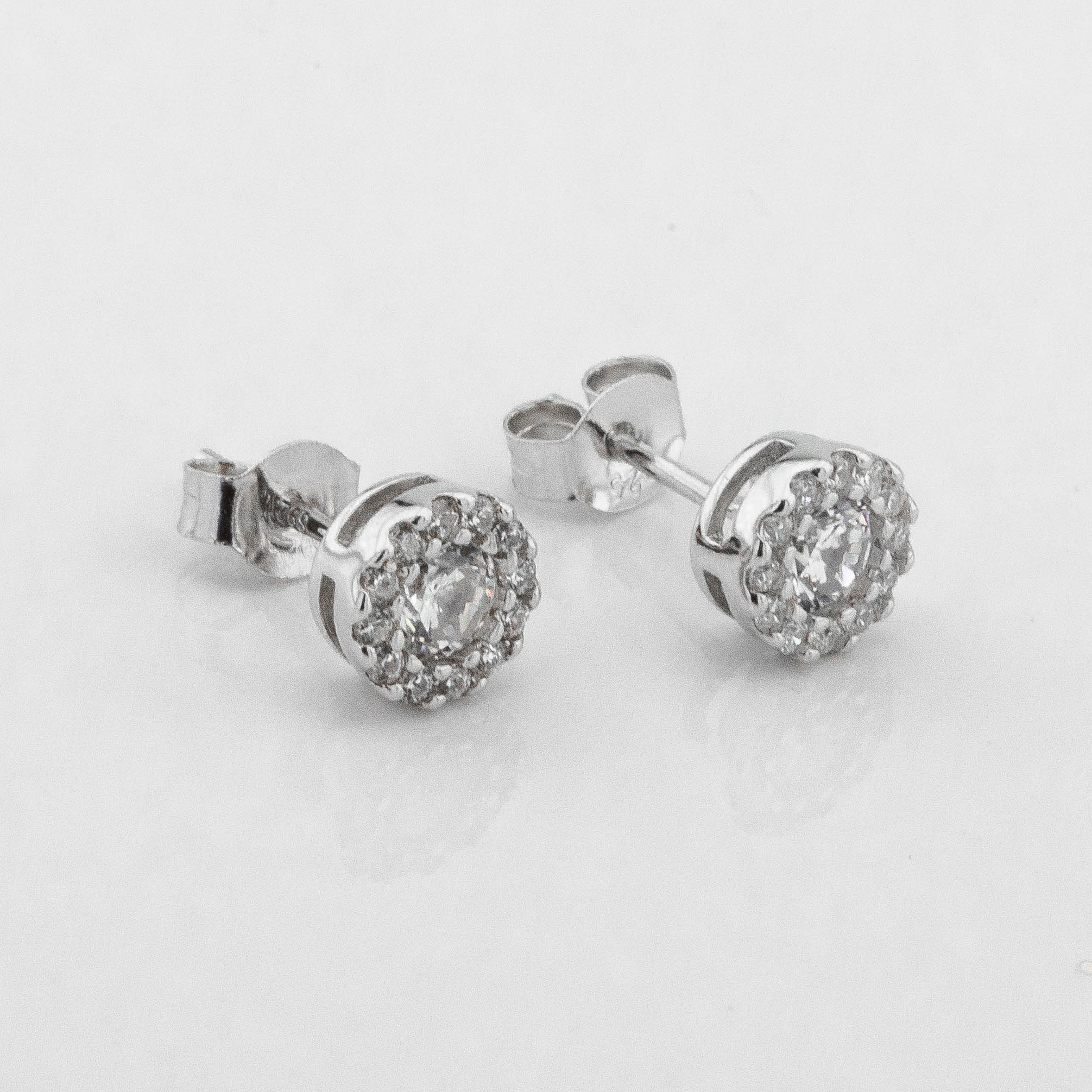 

Серебряные пусеты с фианитами c121665 Диамант