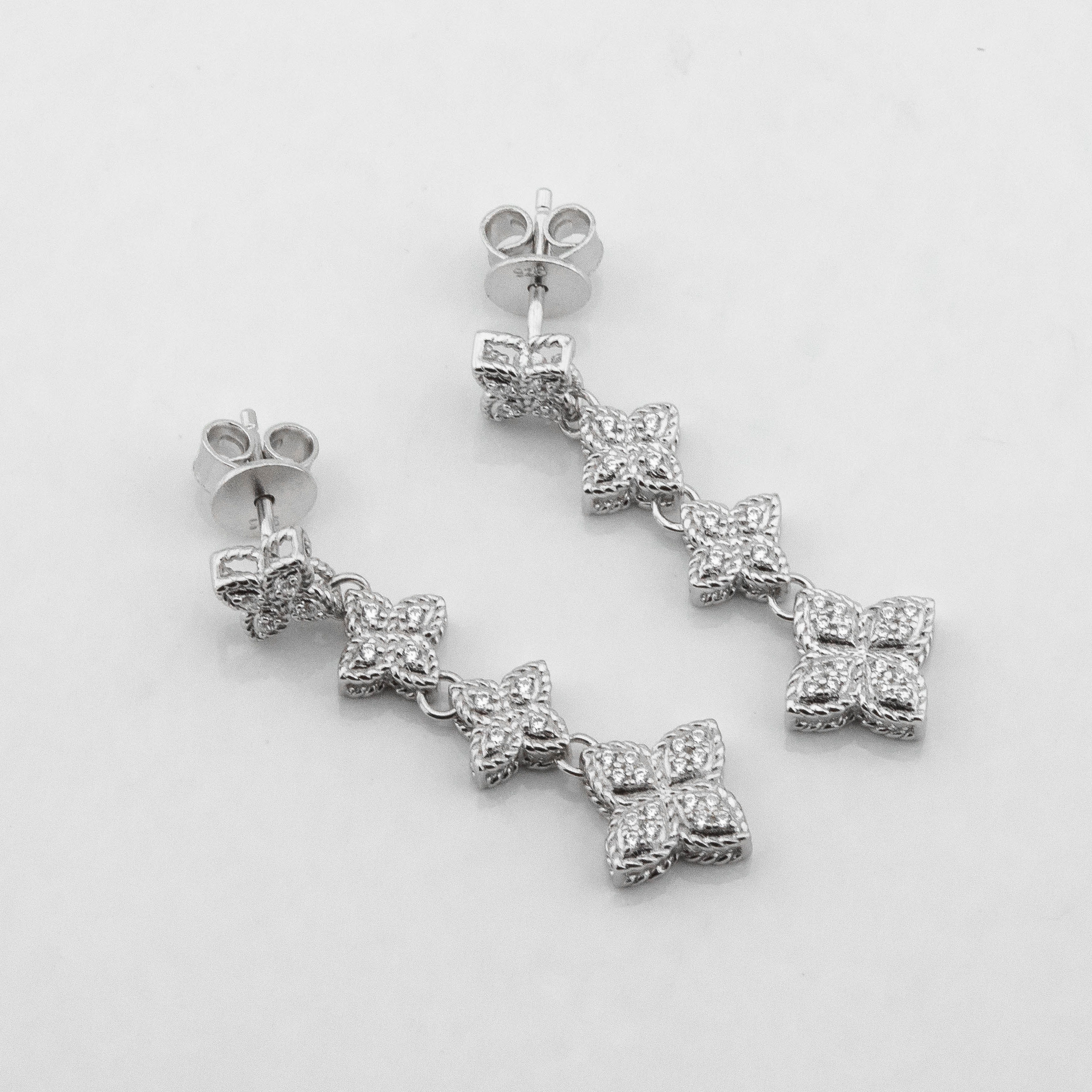 

Серебряные серьги с фианитами c121613 Диамант