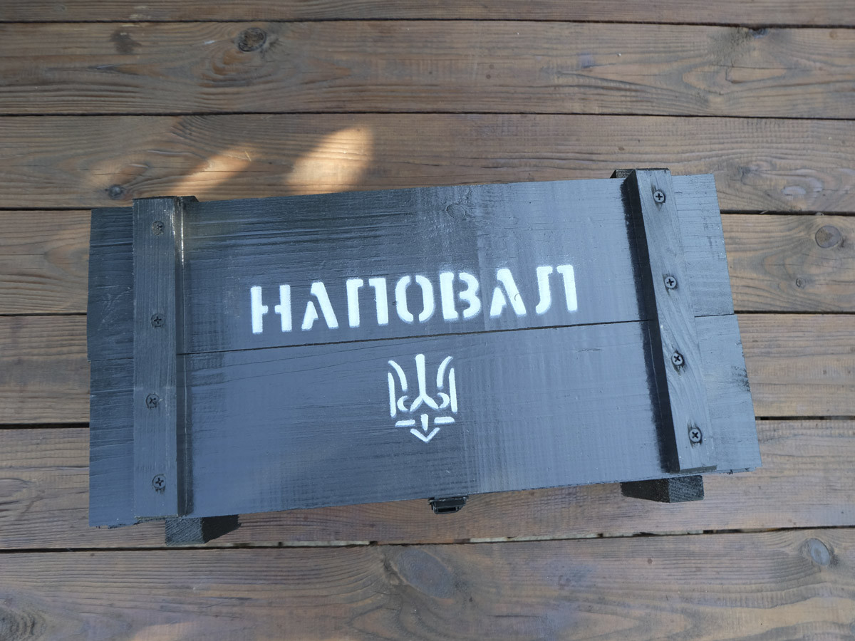 

Подарочный набор «Наповал» для мужчин фляга мина Инерт 1,2 л и 6 рюмок в деревянном ящике (942-893)