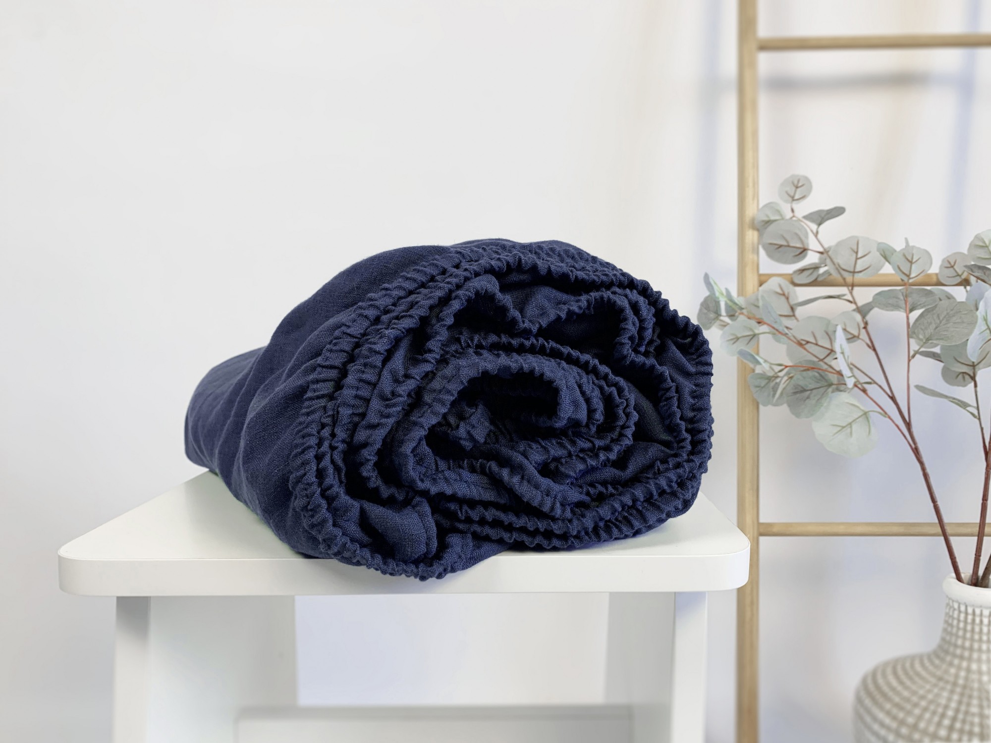 

Льняная простынь на резинке TouchableLinen 80x200x25 см Темно синий
