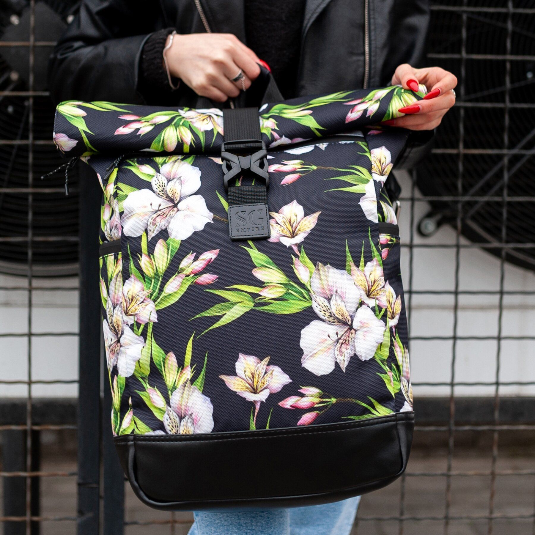 

Рюкзак роллтоп SG Empire Travel bag лилии черный RKTB04021