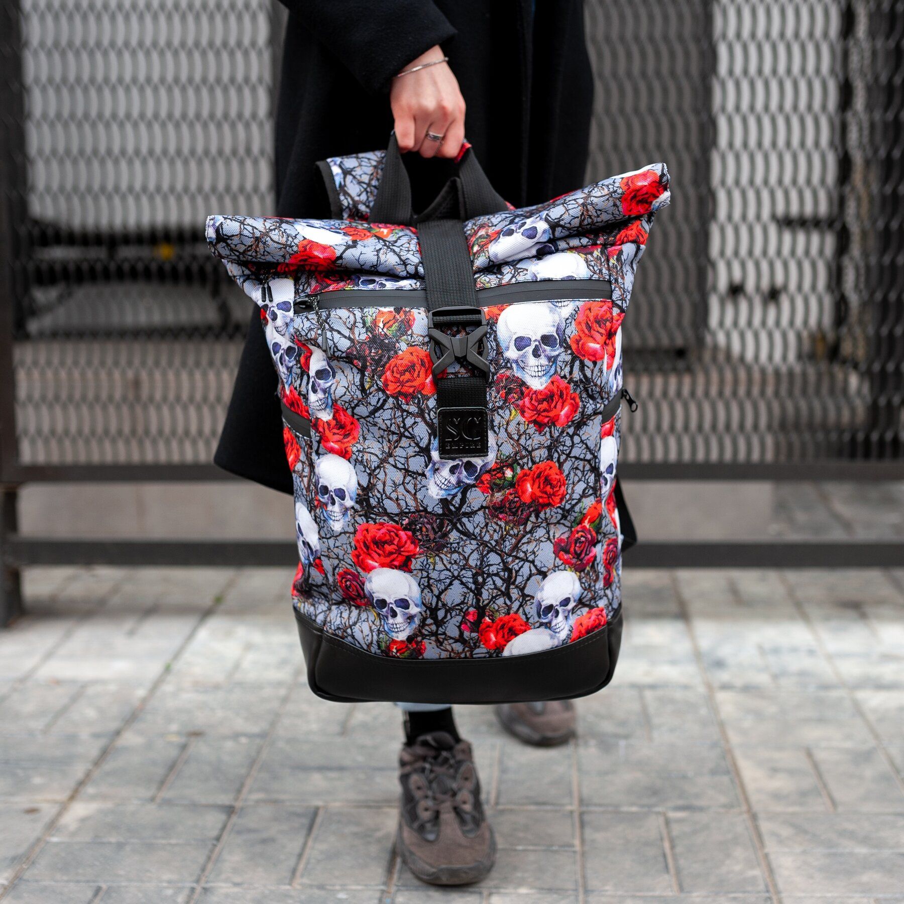 

Рюкзак роллтоп SG Empire Travel bag черепа и розы серый RKTB04054