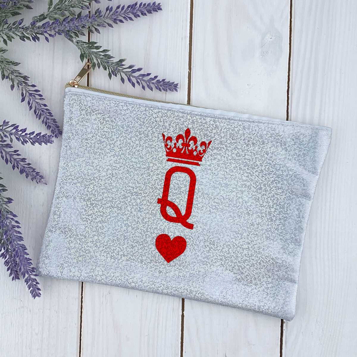 

Срібна косметичка з дизайном "Queen" 16х22 см