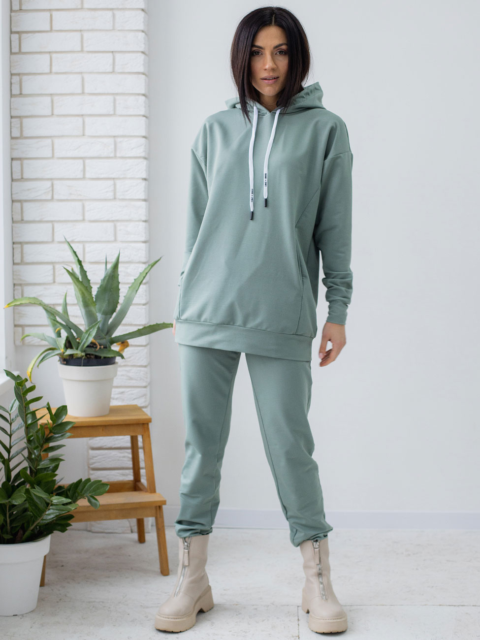 

Стильный костюм с удлинённым худи Оливковый M Vikamoda 3147