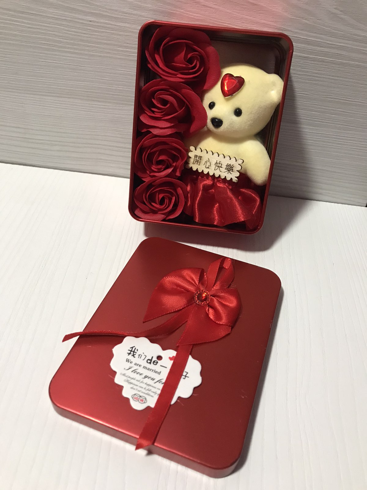 

Подарочный набор Bear & Red Flower розы из мыла в коробке с медвежонком для женщин и мужчин из 4 штук Красный