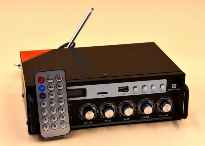 

Усилитель звука с функцией караоке UKC SN-838BT
