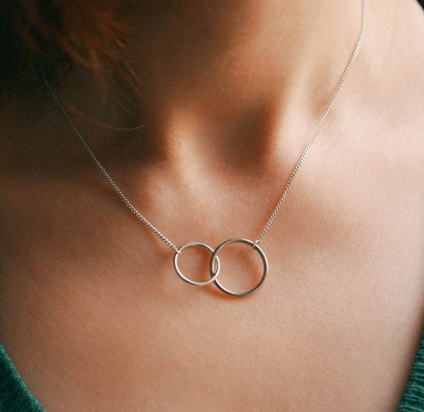 

Срібне кольє з двома кільцями Dadiverin Jewelry Розмір M (2501)