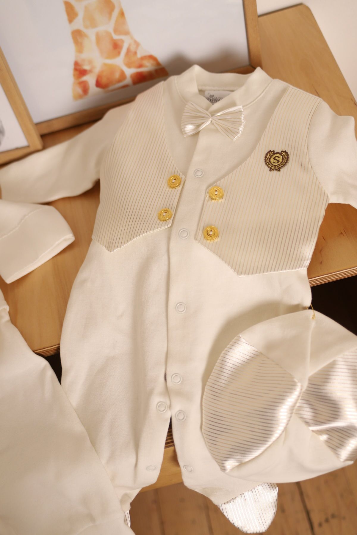

Человечек+шапка для хрещення Mini papi 19216 68 см Золото (2000903819202)