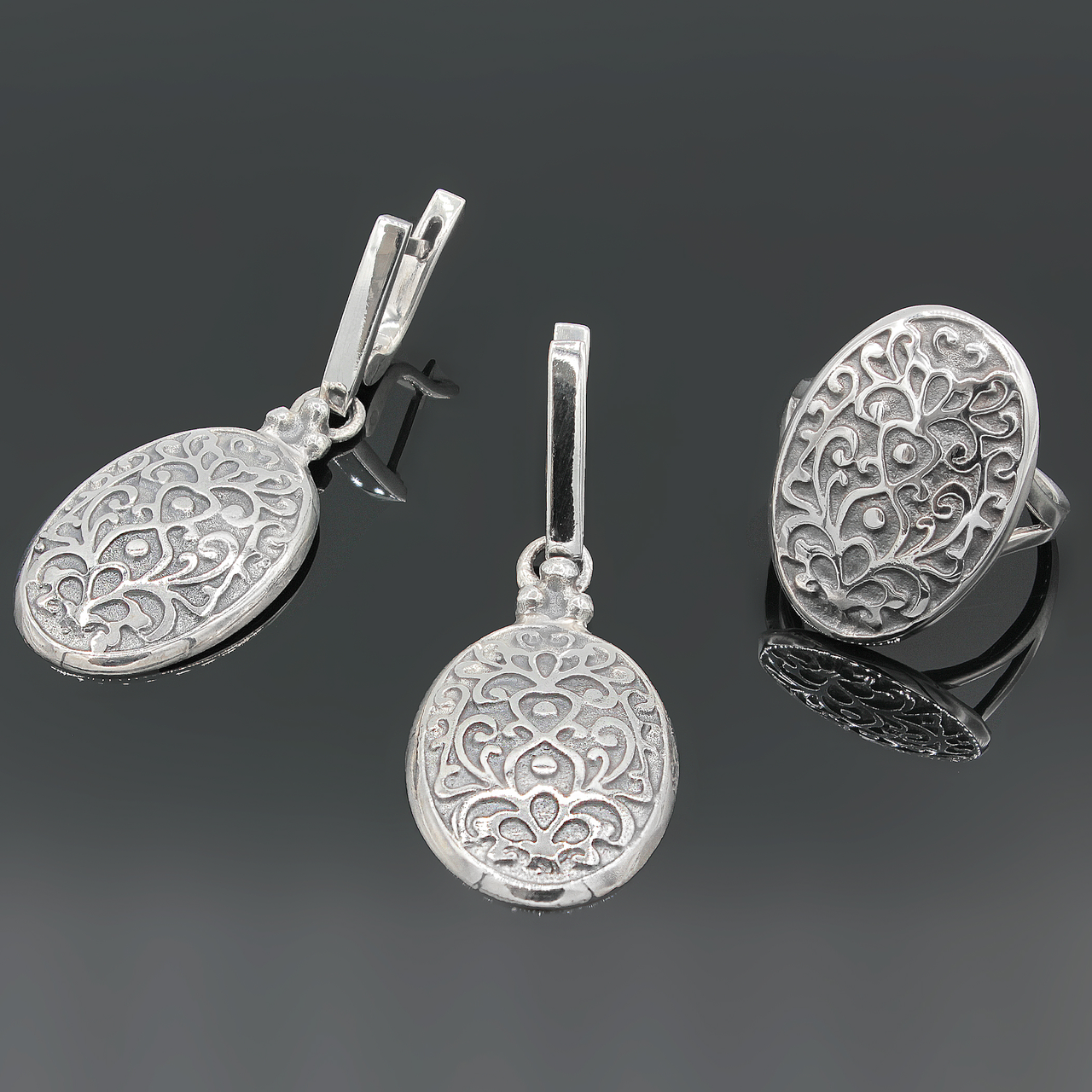 

Серебряное кольцо и серьги Вечность 18,5 р