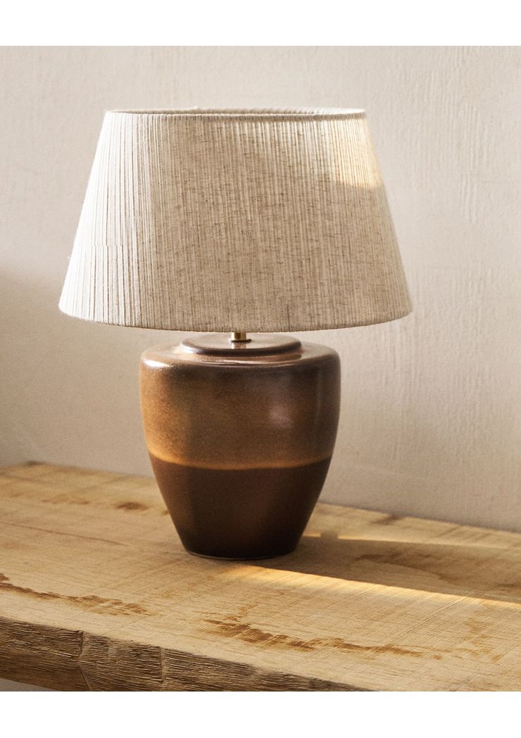 

Темна керамічна лампа з плісированим відтінком бежевого кольору