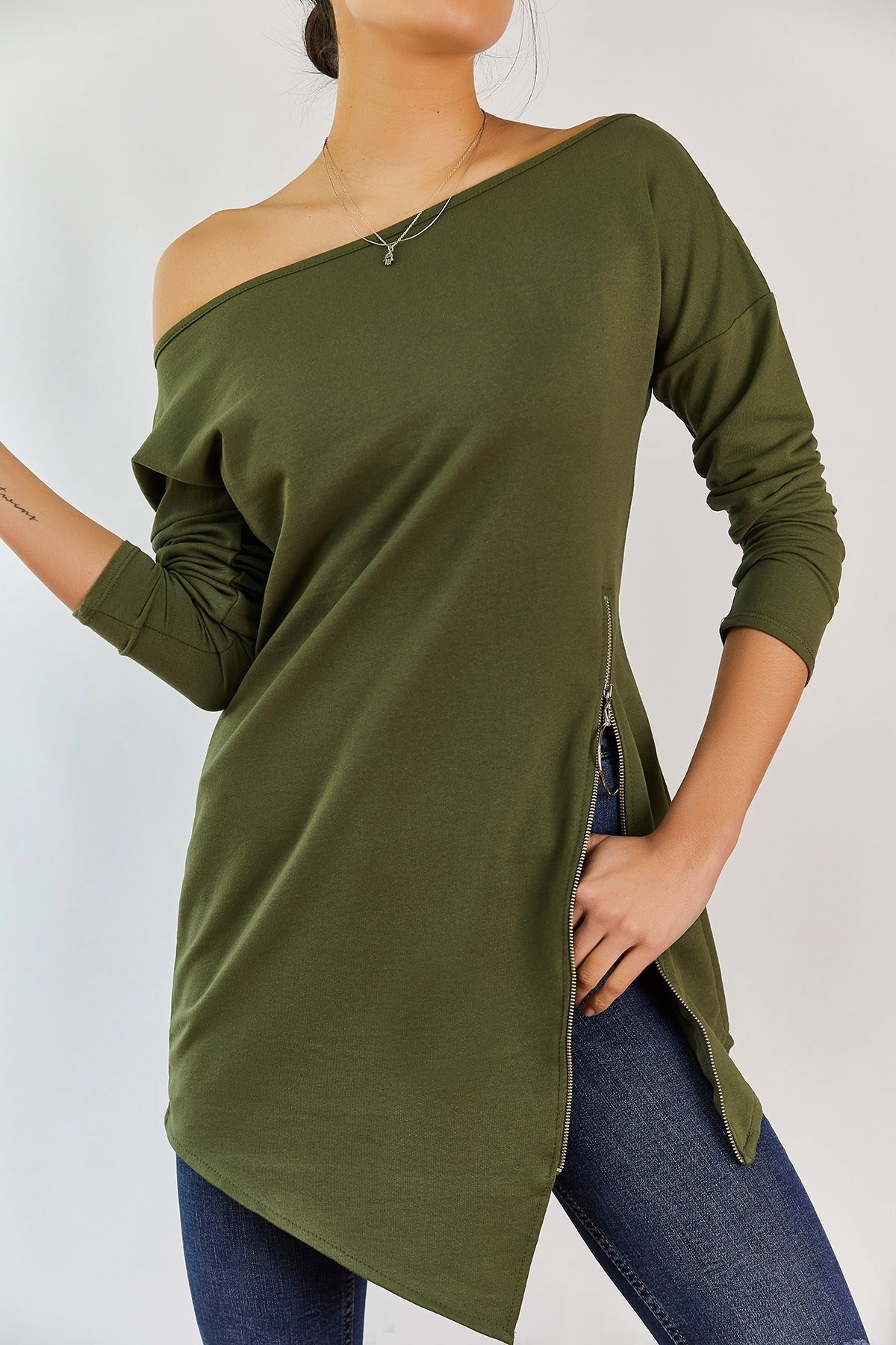 

Жіночий лонгслів з відкритими плечима та декором Boutiqen 1236 S Хаки