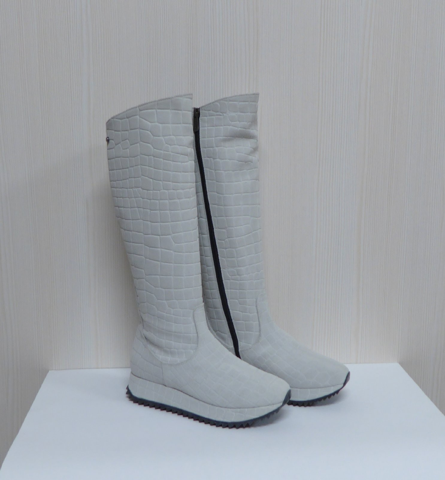 

Женские сапоги Kelton кожа, танкетка 4.5см 37 Белые