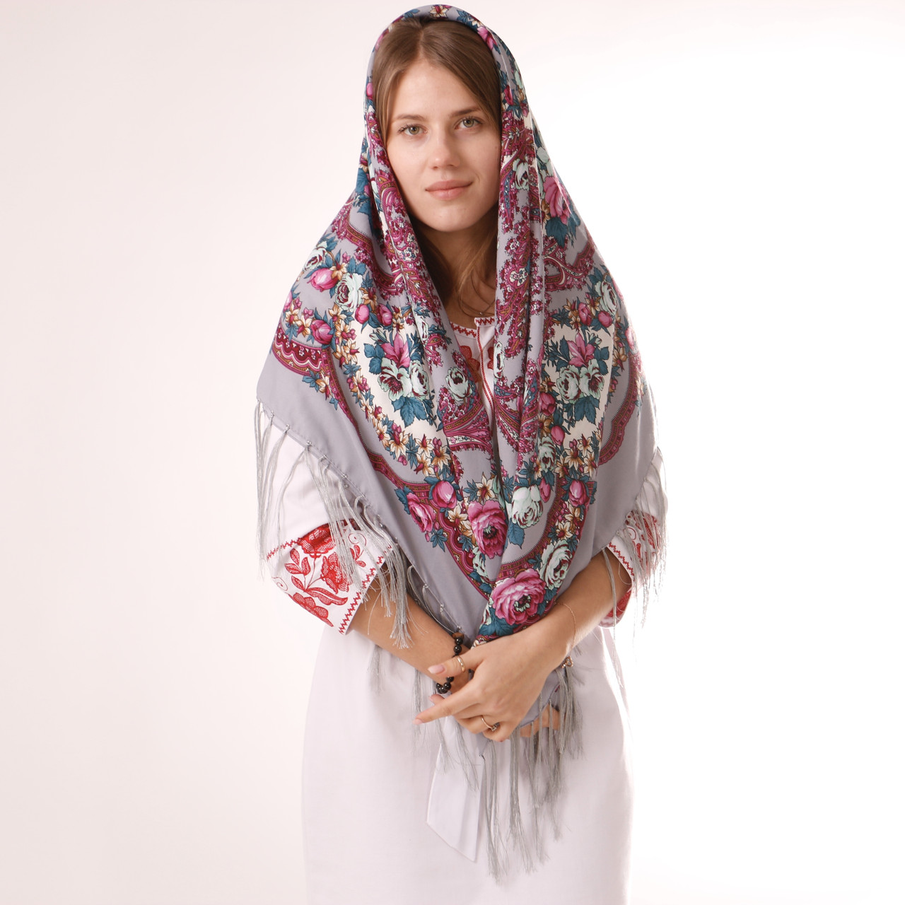 

Хустка вовняна сіра з квітами Т120/235