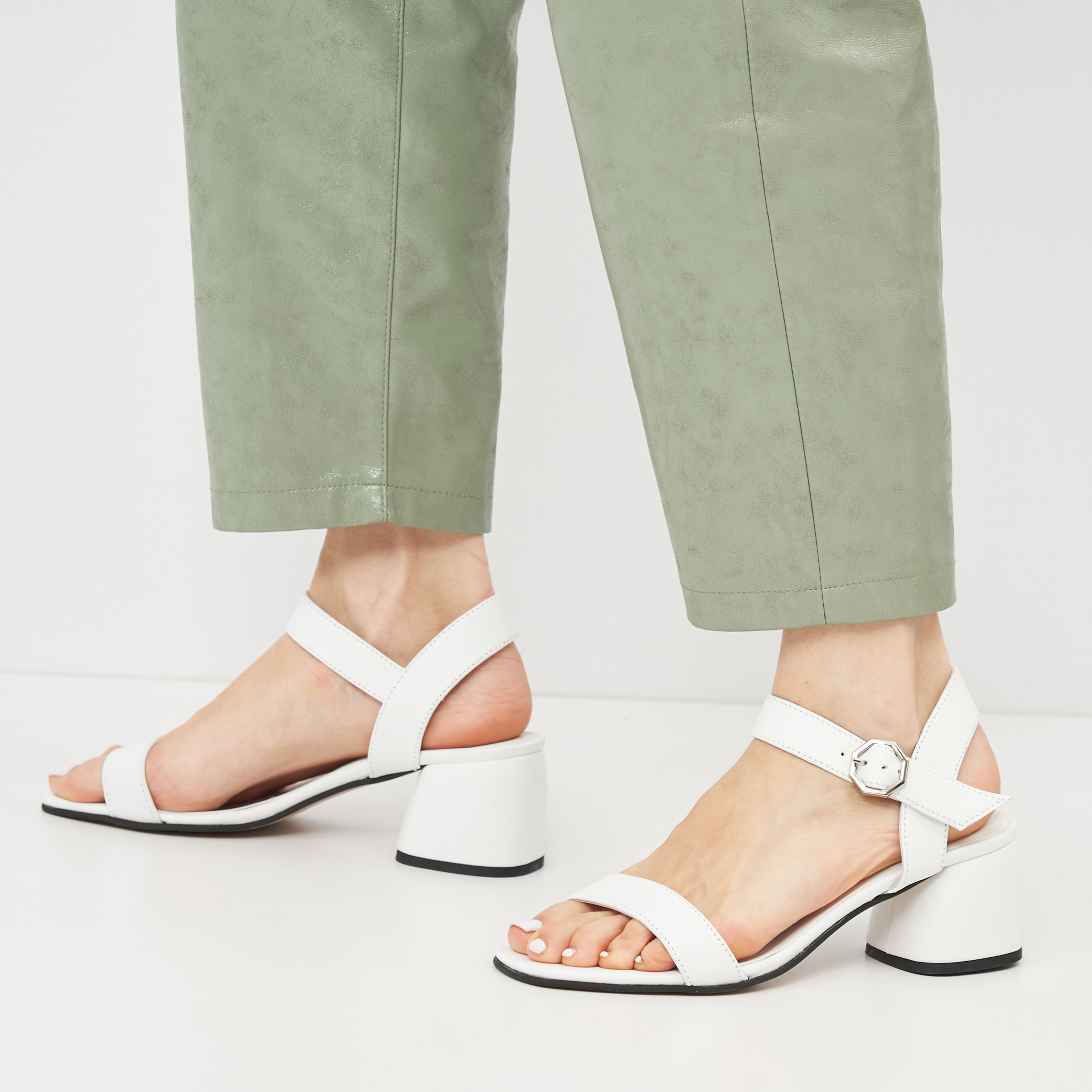 

Босоножки Ashoes 32820800 40 25.5 см Белые