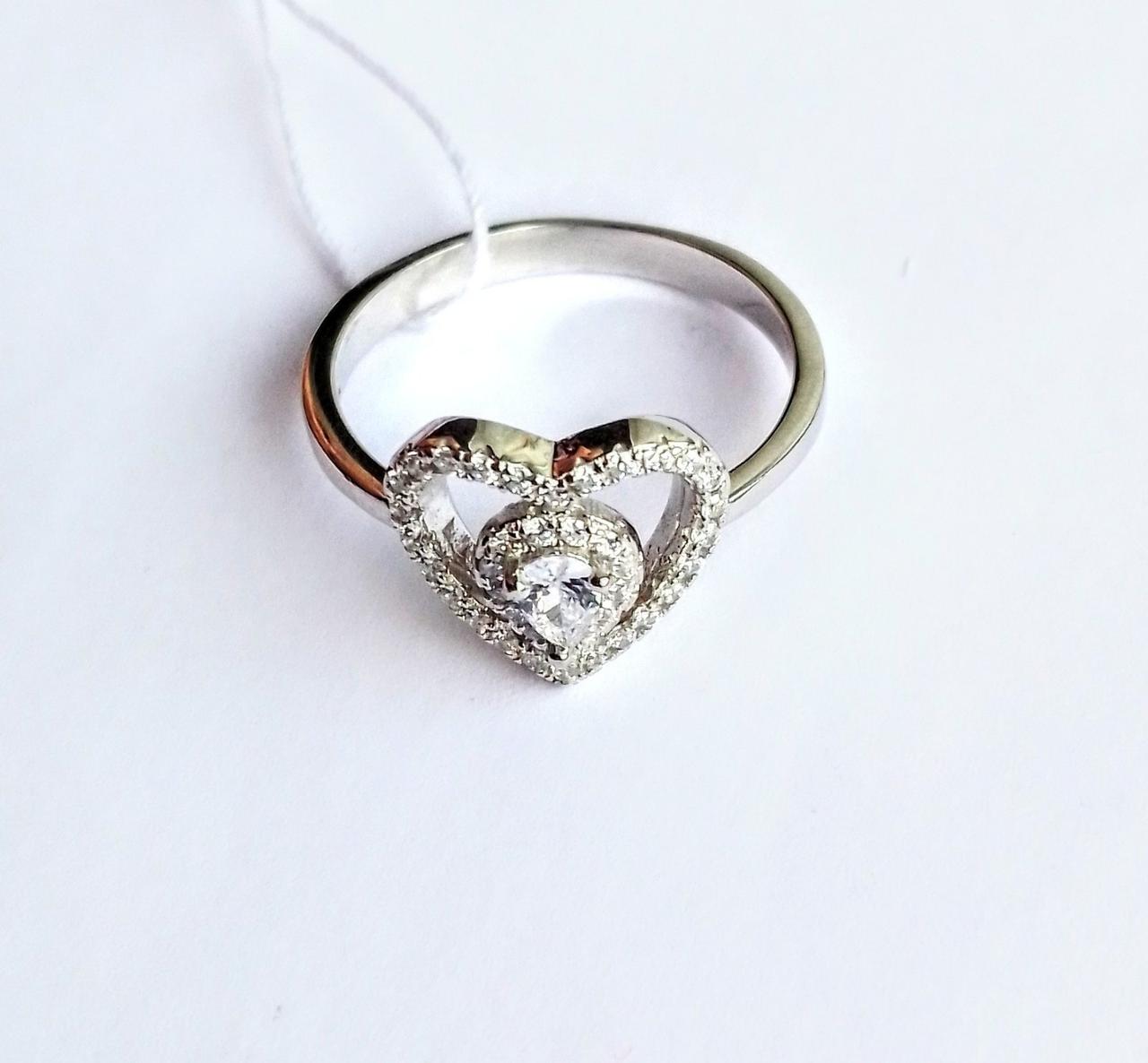 

Серебряное кольцо с цирконами сердце 18.0 72465