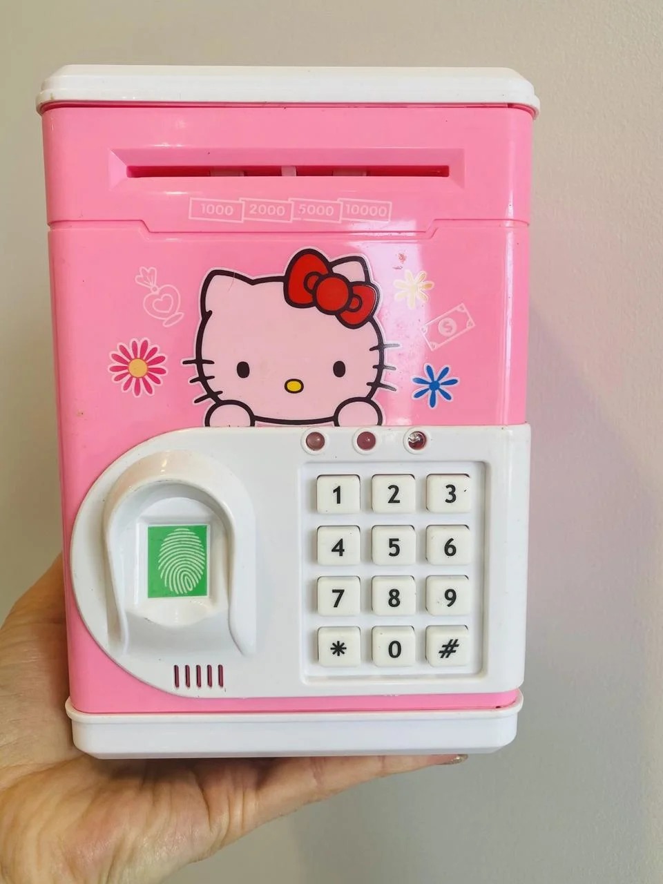 

Копилка для банкнот и монет с отпечатком пальца Number Bank детский сейф Hello Kitty банкомат с кодовым замком 19х13 см Pink (HK2103-S1)