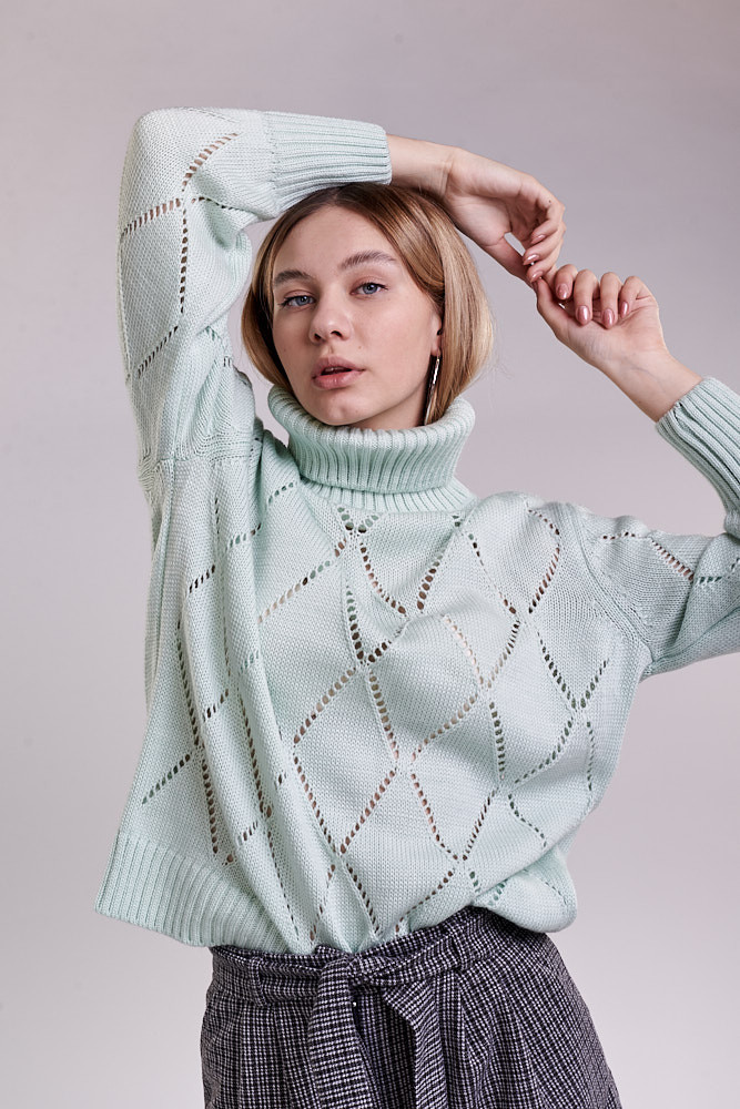 

Женский вязаный свитер oversize с ажурными ромбами мятный