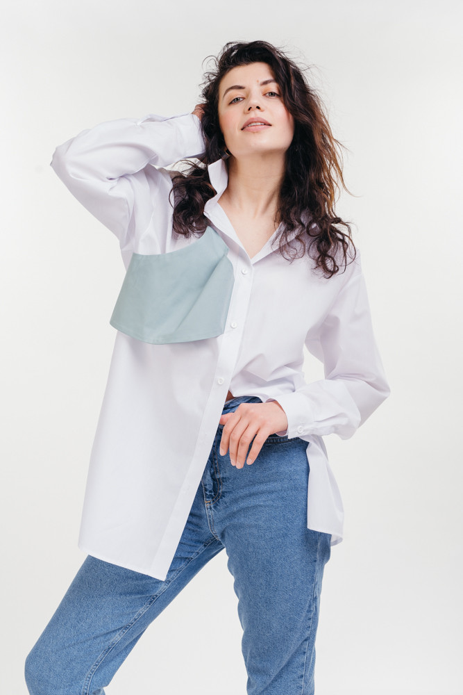 

Женская рубашка oversize белая с имитацией топа серо-мятного цвета