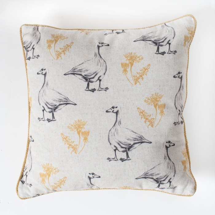 

Подушка Гуси и одуванчики Gallery Direct GOOSE Ocher позолота