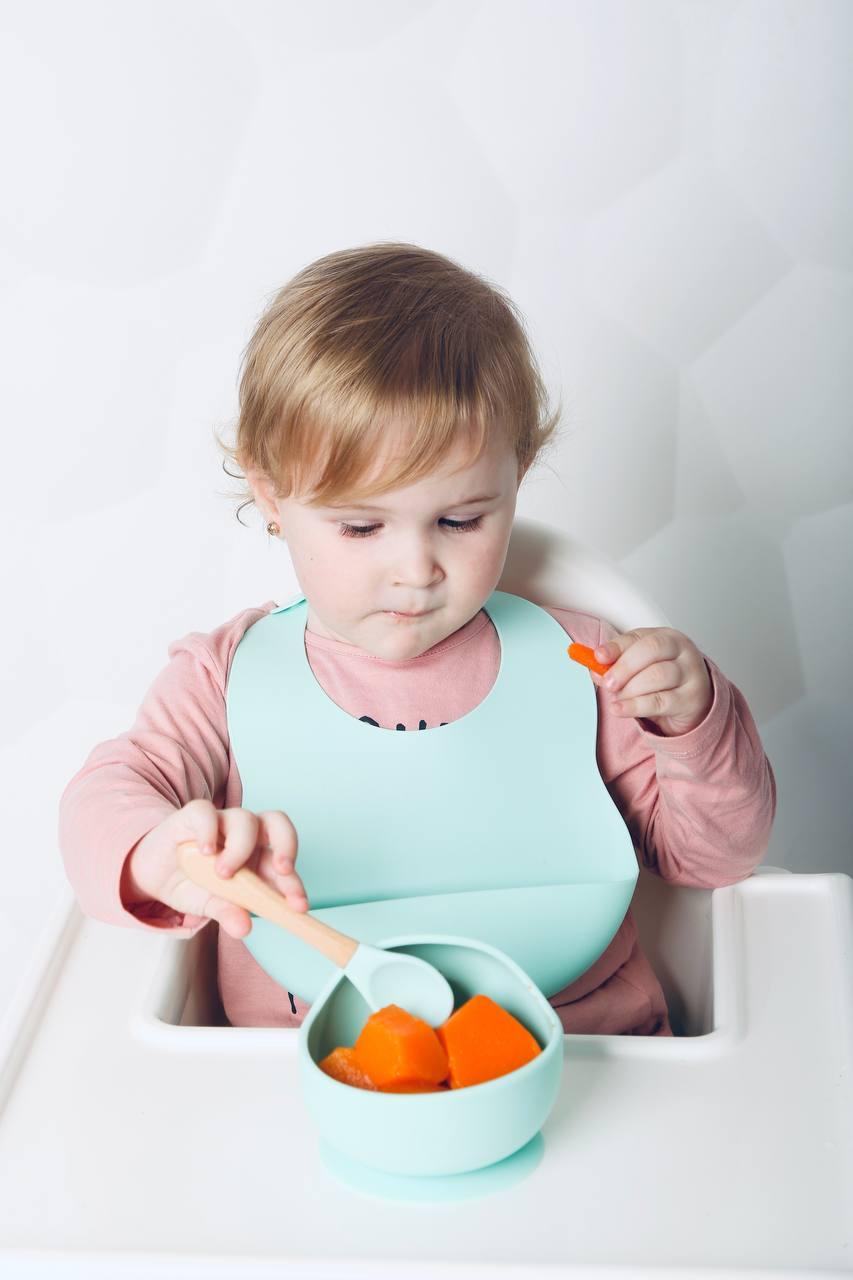 

Набор силиконовой посуды детский тарелка ложка + слюнявчик OrganicMom ORG503 Бирюзовый