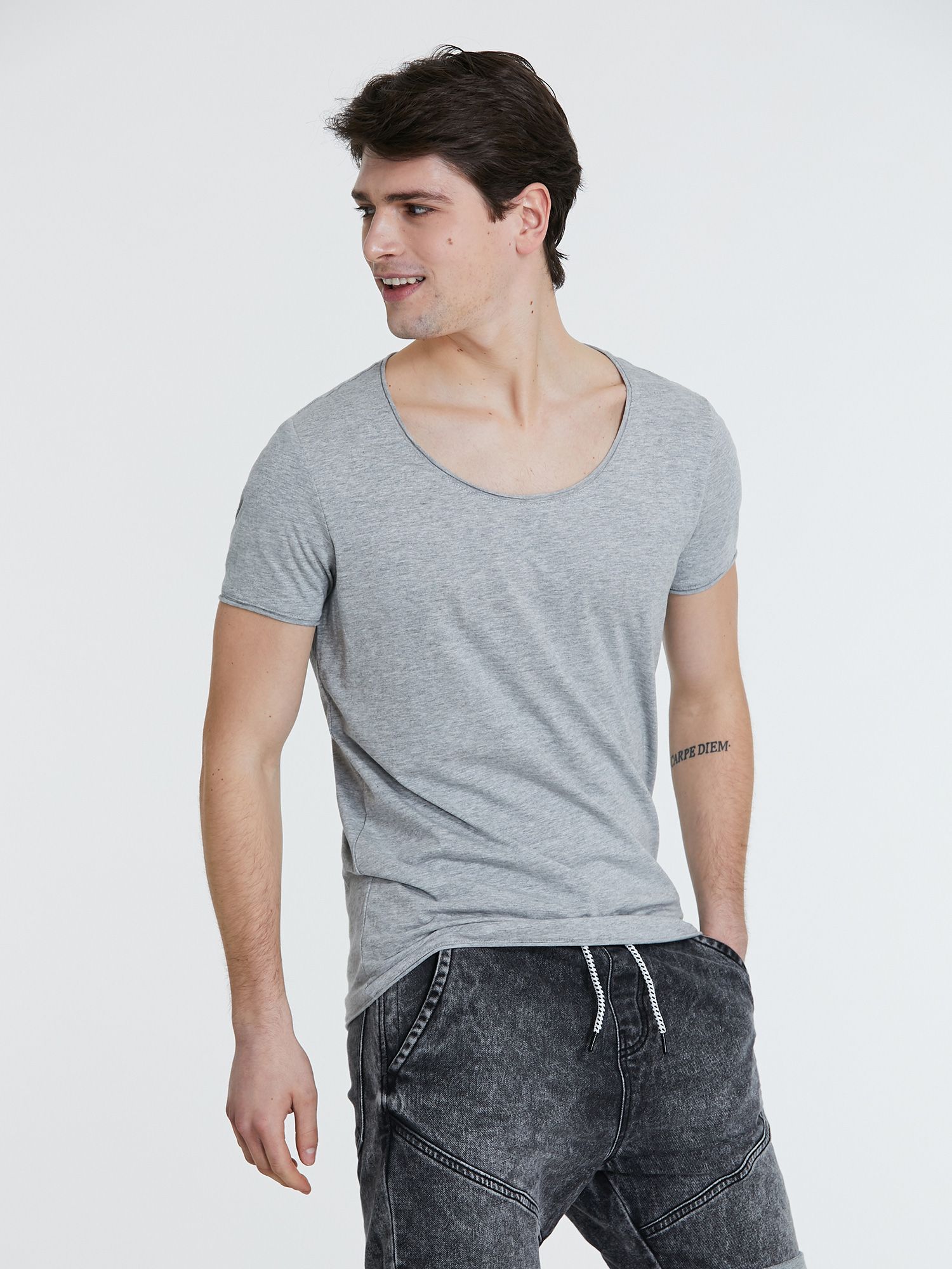 

Футболка Piazza Italia 39635-1655 S Grey melange