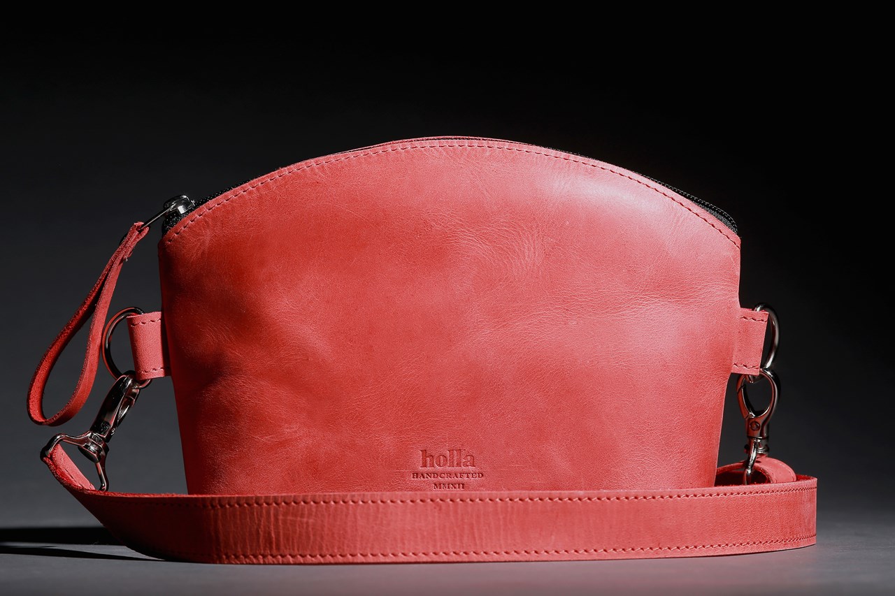 

Дизайнерская кожаная сумка ручной работы Hola, MOON BAG // RED (hol-MOON BAG)