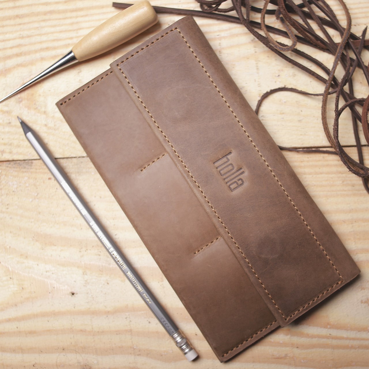 

Дизайнерское кожаное портмоне holla, ручной работы IDLER WALLET // OLIVE BROWN (hl-IDLER WALLET)