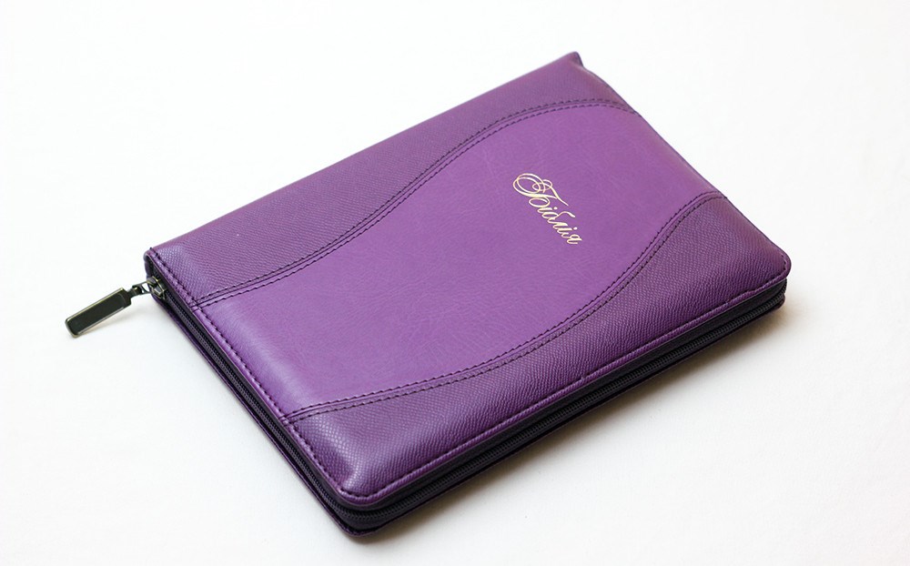 

Біблія фіолетова середнього формату у м'якій палітурці зі шкірзаму