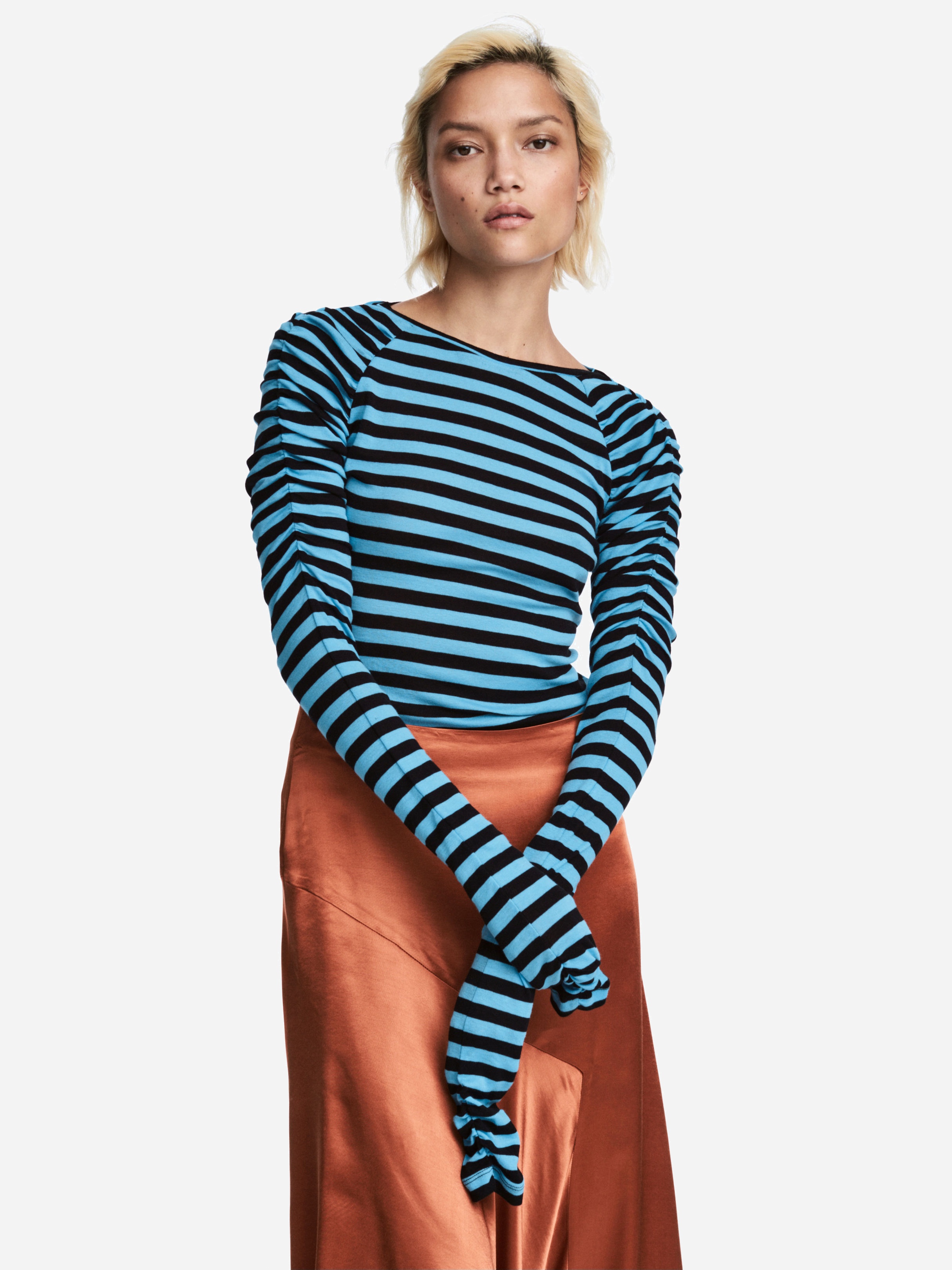 

Лонгслив H&M 5831586-ACMQ 40 Черный с голубым