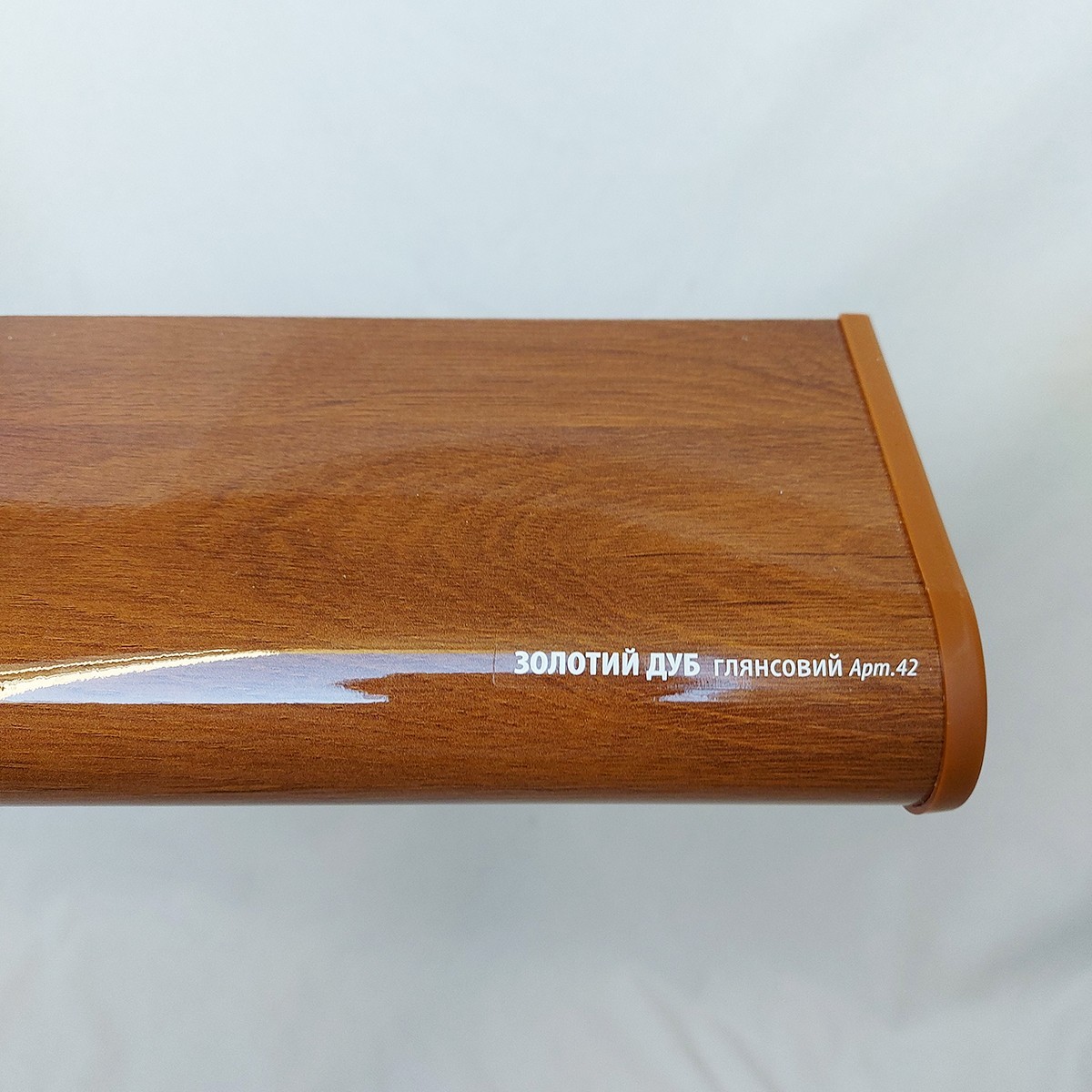 

Подоконник PLASTOLIT золотой дуб глянец 500х3900 1 капинос