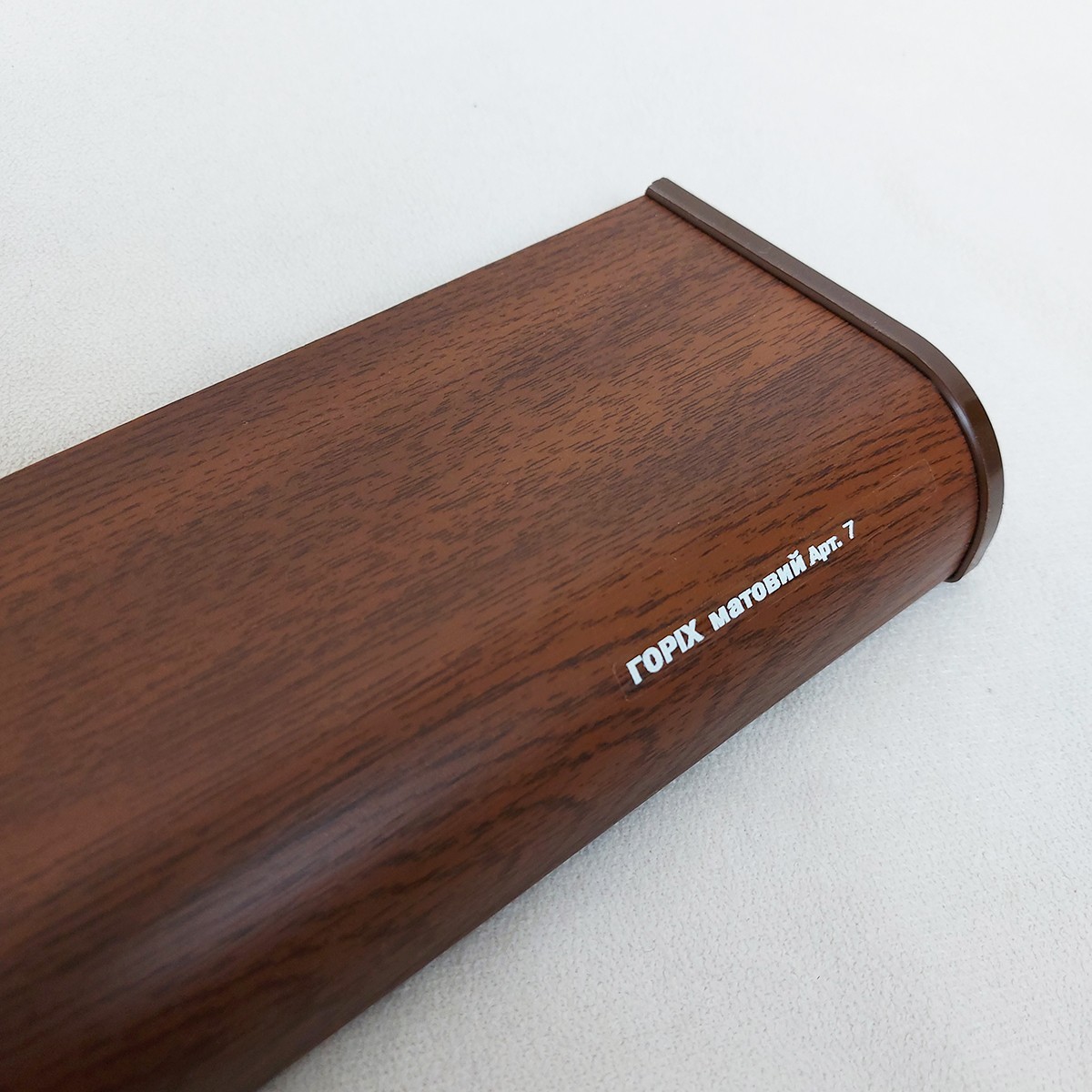 

Подоконник SAUBERG орех матовый 600х3100 2 капиноса