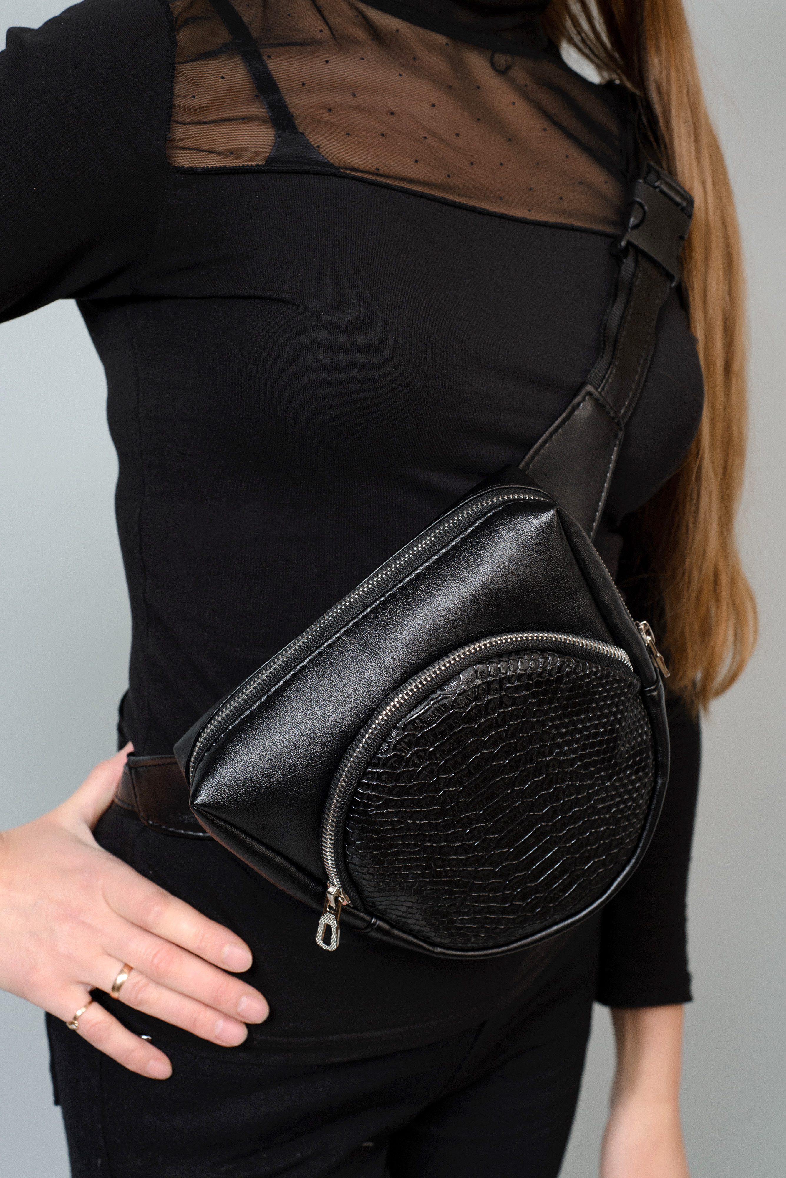 

Сумка кросбоді Sambag 0GS чорна зі зміїним принтом