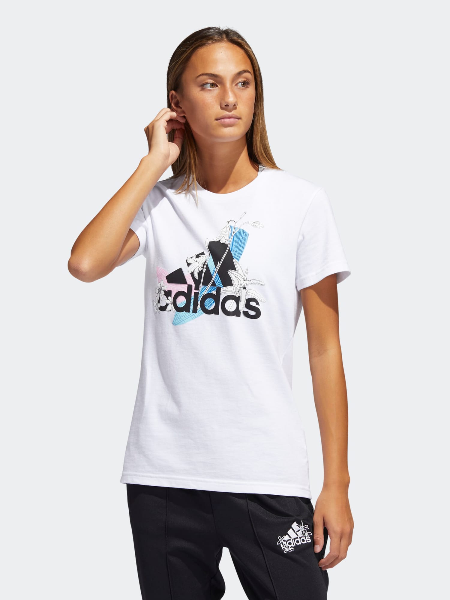 

Футболка Adidas Nini Gfx Tee GN9151 XS White