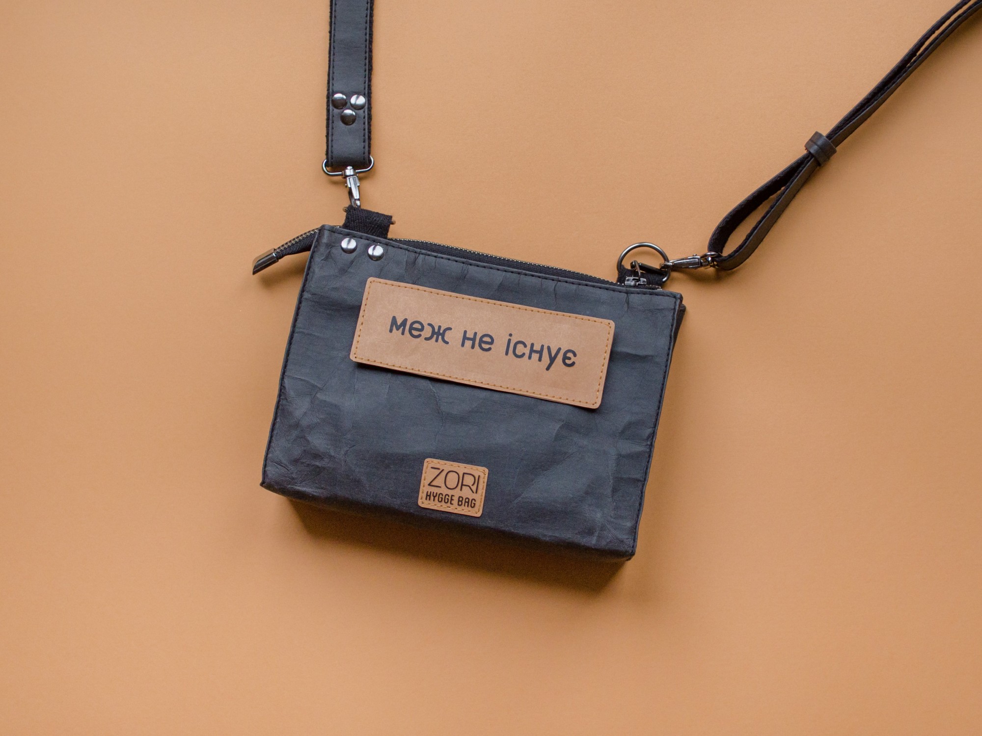

Сумка Zori Hygge Bag COLUMBA из текстильного крафта 21 х 15 х 6 см Чёрная с Пином H01CP