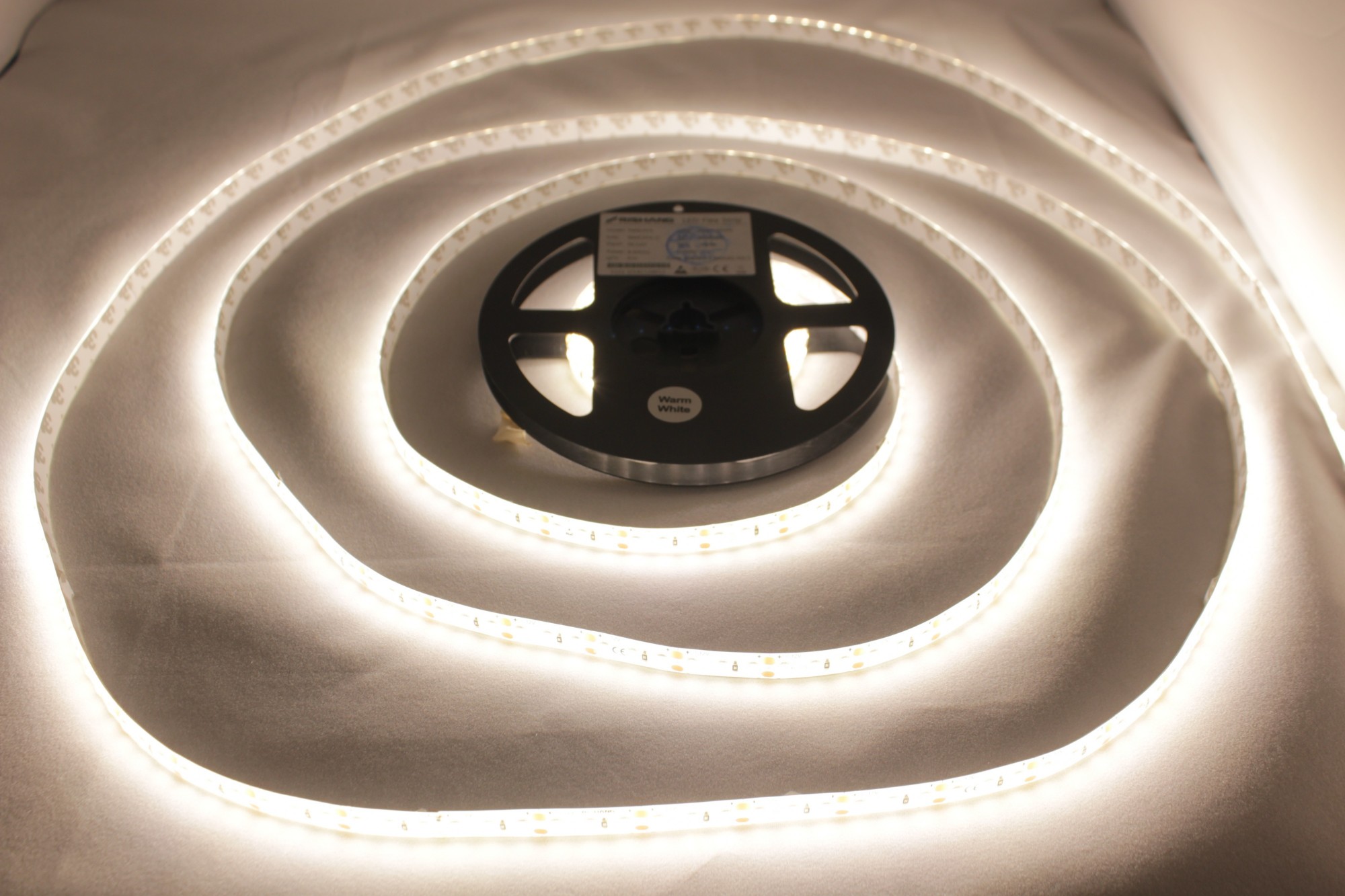 

Светодиодная лента LED RISHANG 3000К 120шт/м 12V 8,6w/m IP65 5м R60C0TA-C3