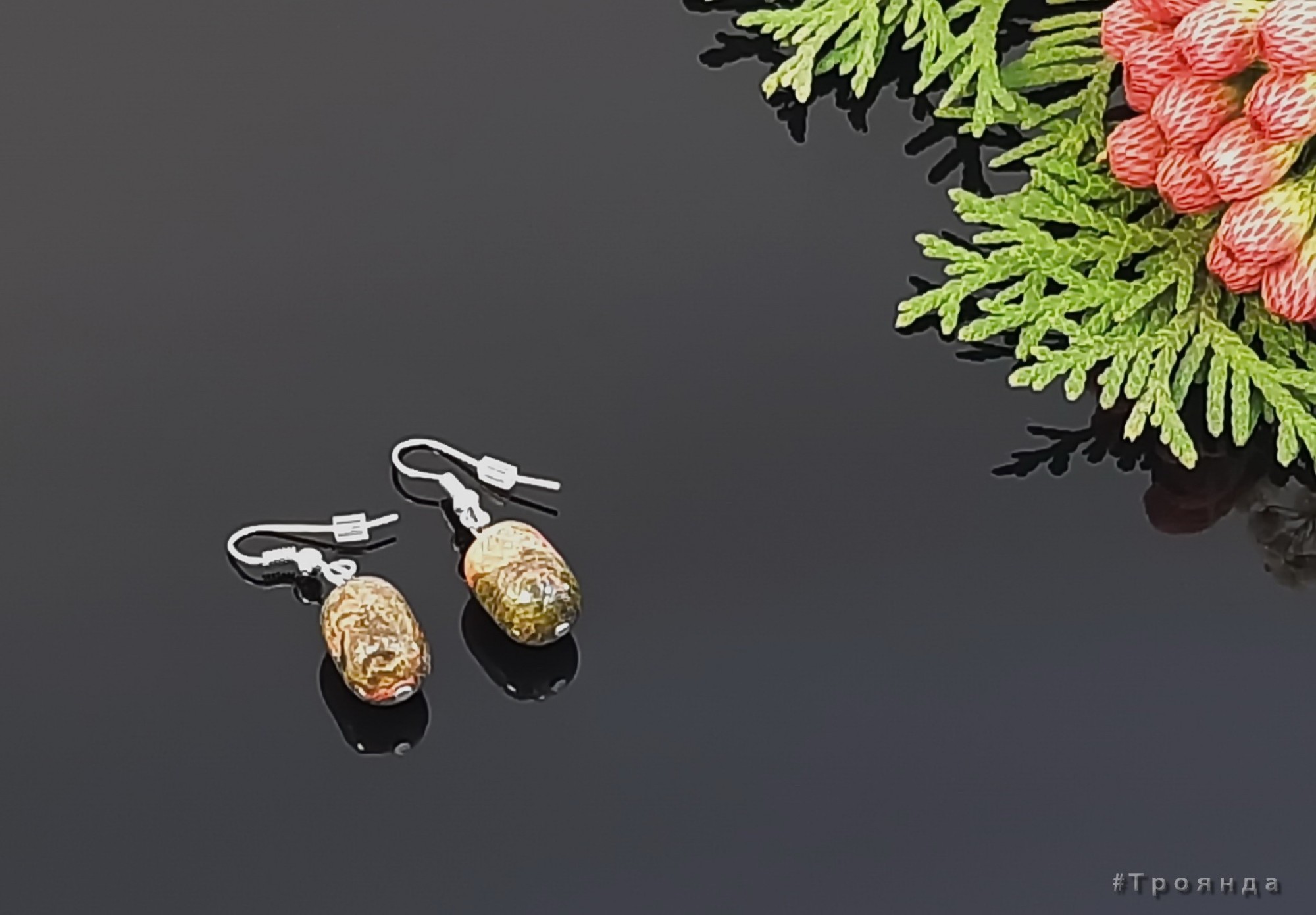 

Сережки из натурального камня Унакит длина 4см зеленые с розовым