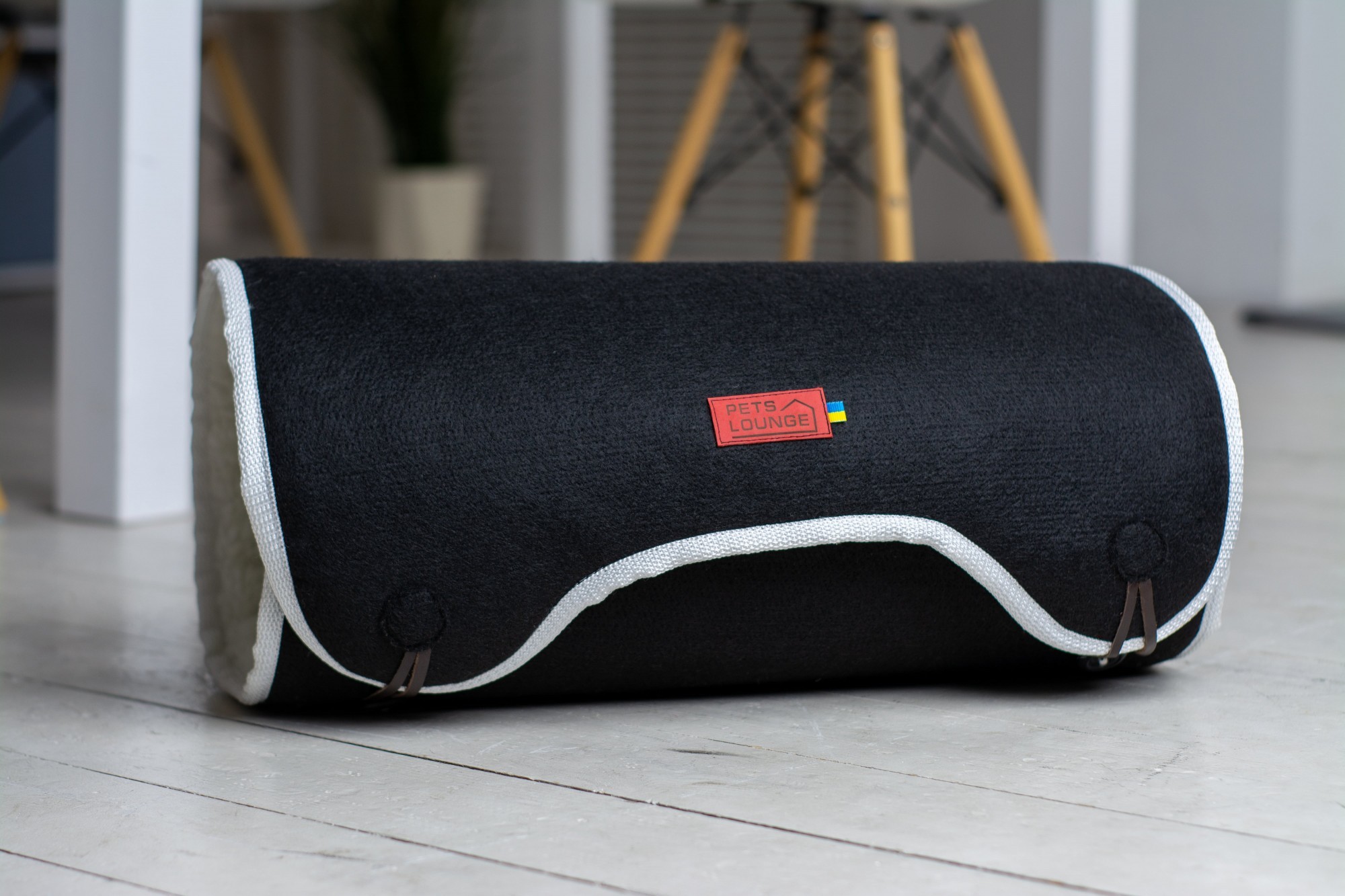 

Лежак - подстилка для кошек из войлока и меха Pets Lounge Tunnel Black, 84х50 см