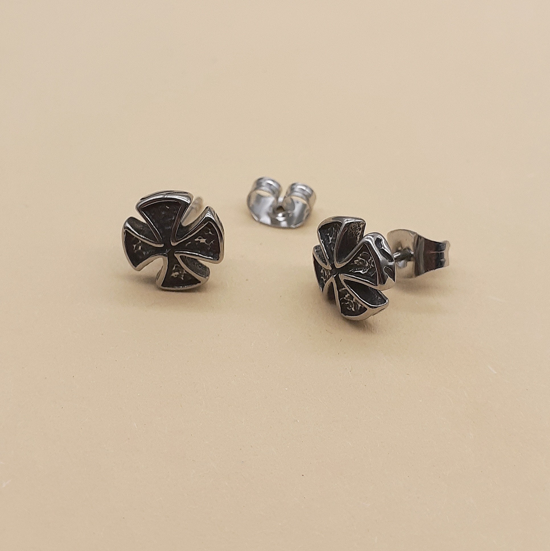 

Серьги-пуссеты Steel Evolution "Maltese cross" из медицинской стали 2341