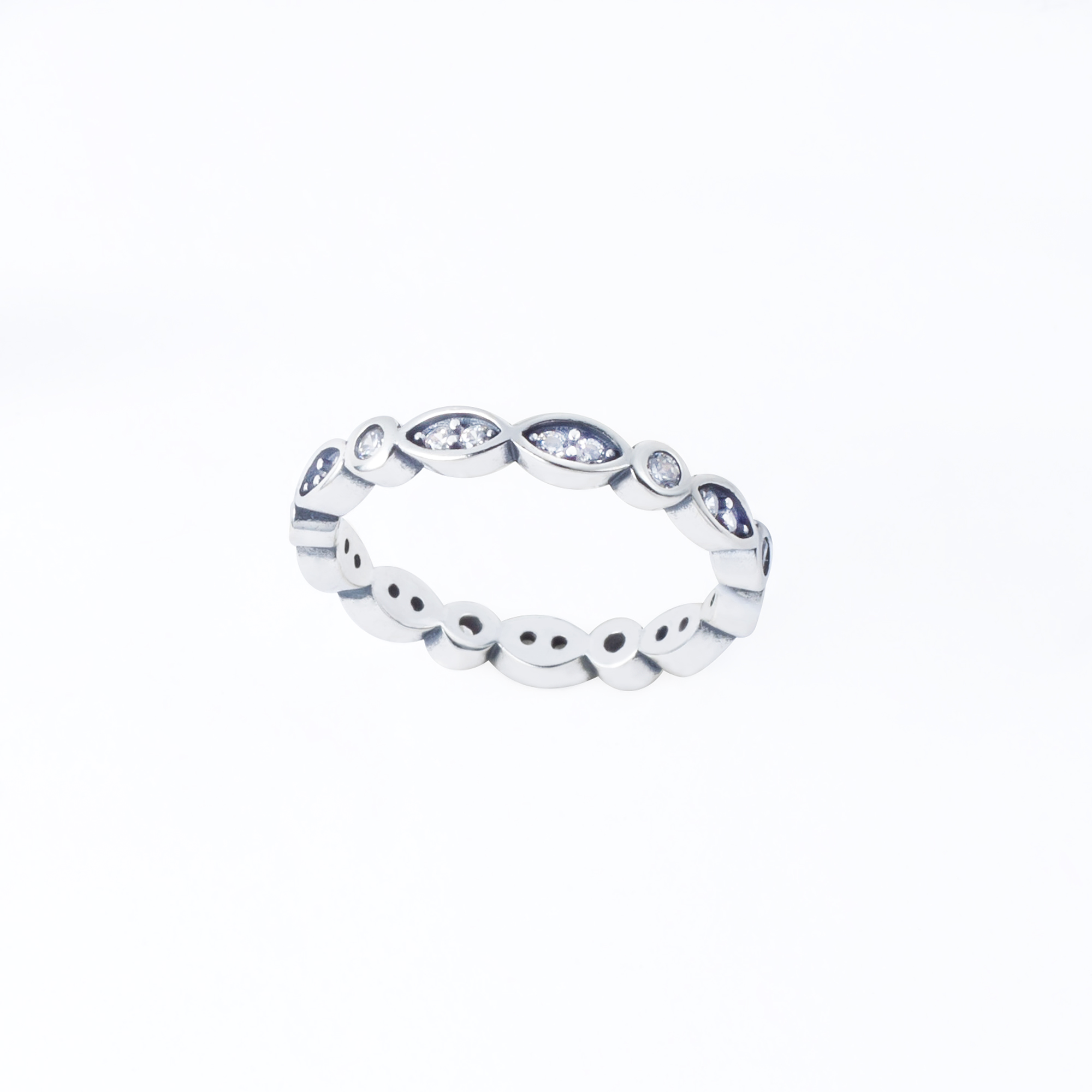 

Каблучка TOP Silver размер 18,0 2,67 г 510305б