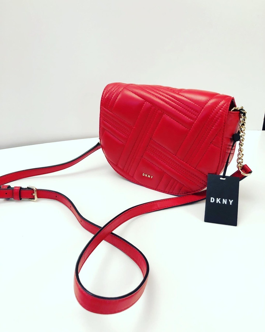 

Женская кожаная сумка через плечо DKNY красная