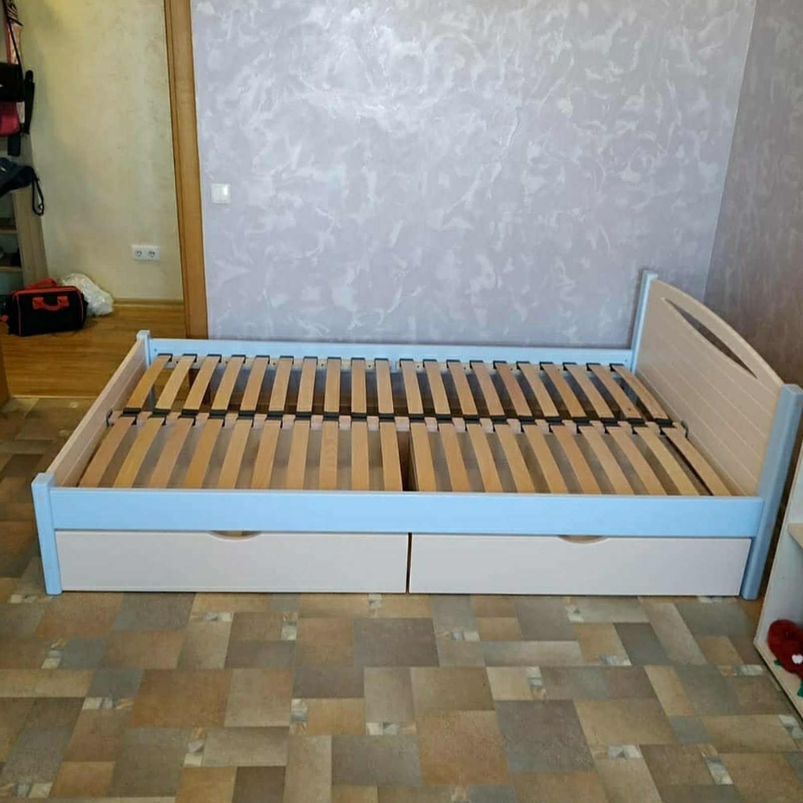 

Кровать односпальная RainbowDream Анимона 80х190 см бежево-голубой массив ольхи, с ящиками