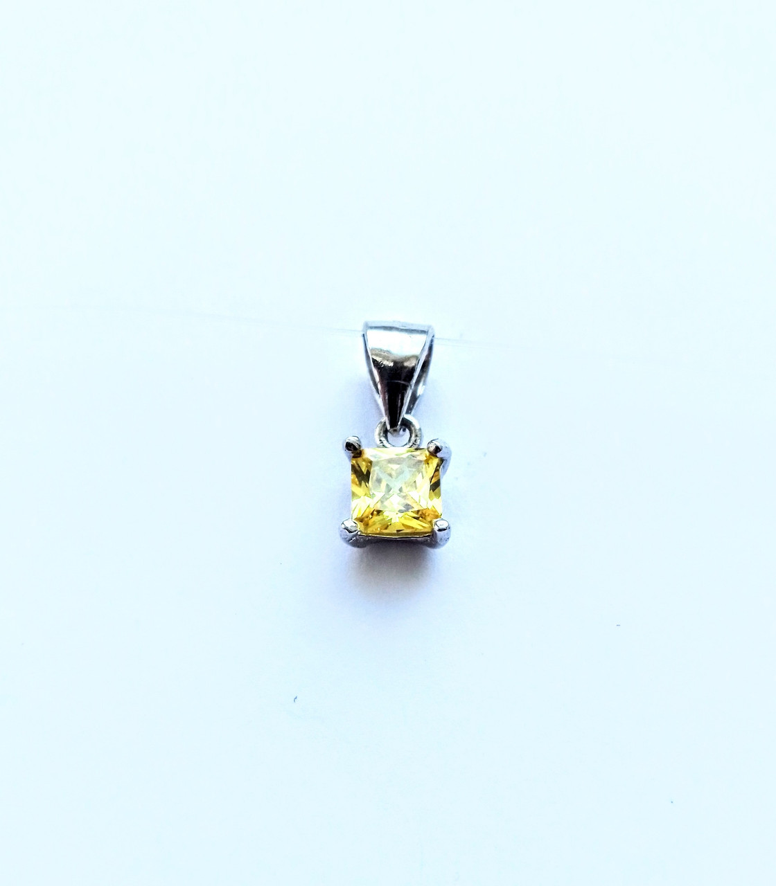 

Серебряное колье на леске камушек желтый