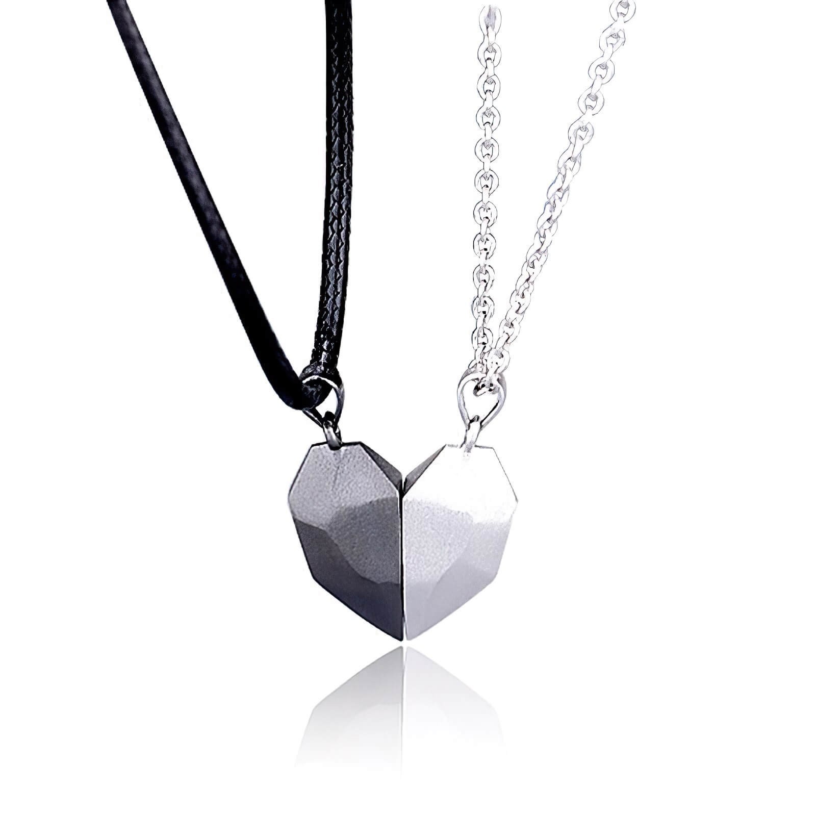 

Кулоны для влюбленных с магнитом COUPLE NECKLACE