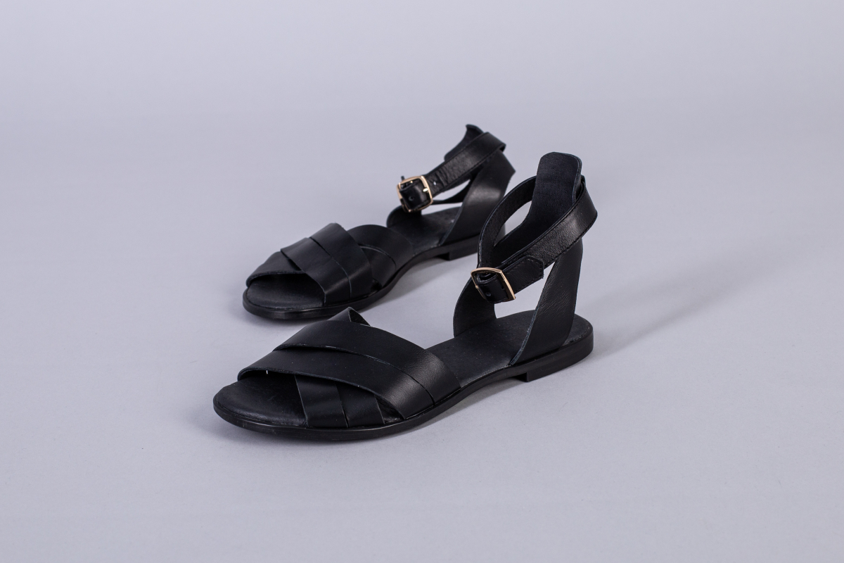 

Босоніжки шкіряні на низькому ходу LuxuryShoes 8132/38 (24,5-25 см) Чорний