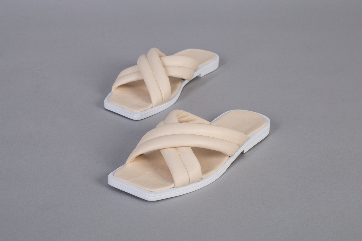

Шльопанці жіночі шкіряні LuxuryShoes 6743-2/40 (26 см) Молочний