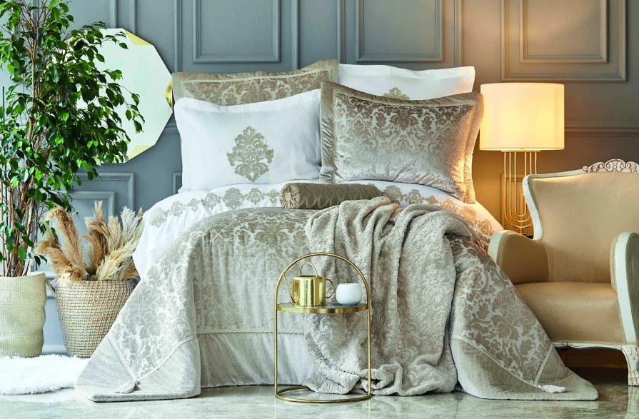 

Комплект постельного белья + одеяло + покрывало Karaca Home Volante Gold 200x220 (svt-2000022261500)