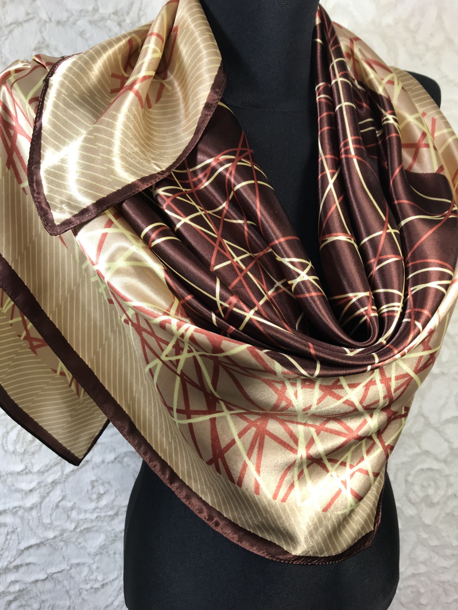 

Платок ASHMA 80х80 см женский атласный бежевый + коричневый с абстрактным рисунком