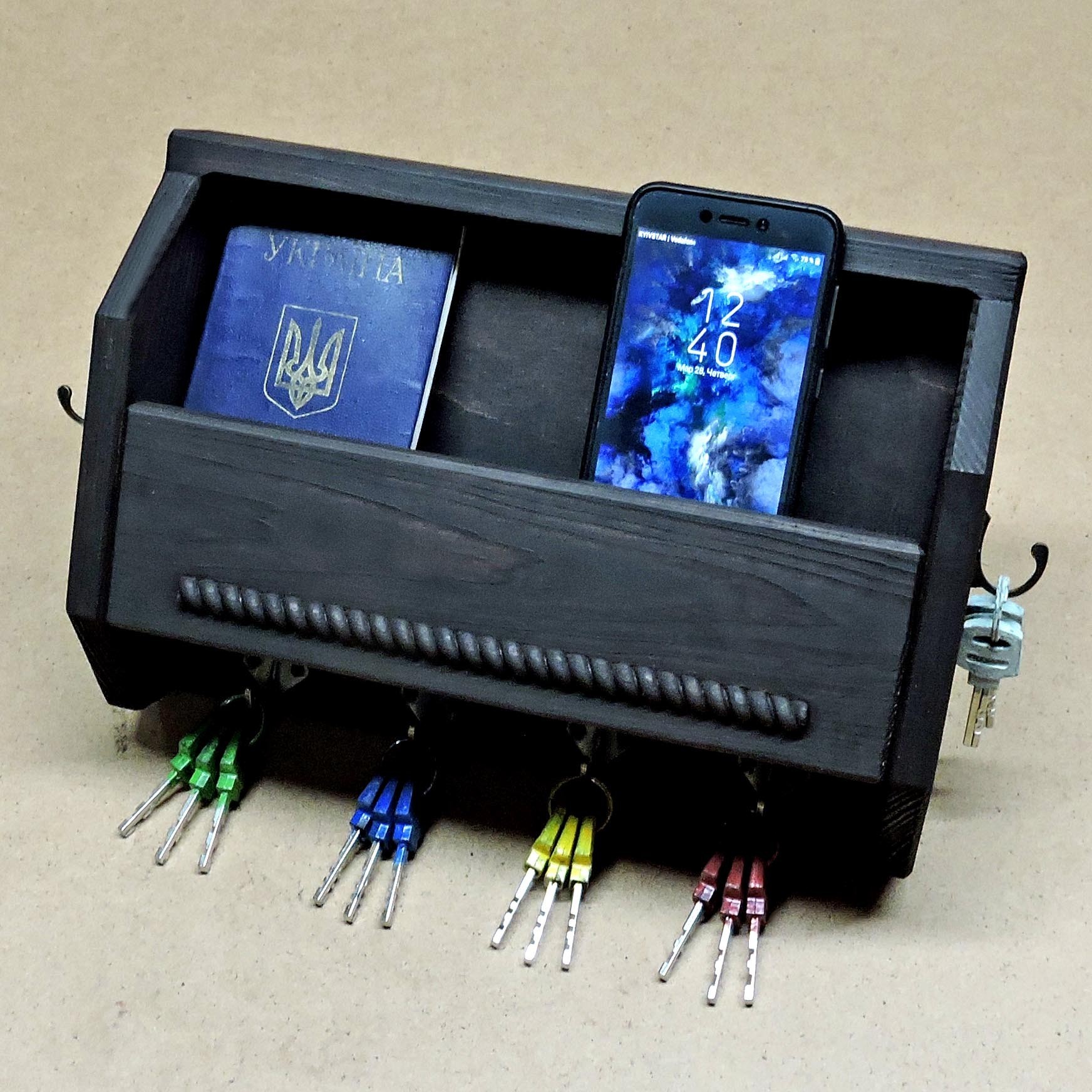 

Настенная ключница из натурального дерева IZD Шенонсо Венге 30х21,5х8,5 см КЛЧ-000204