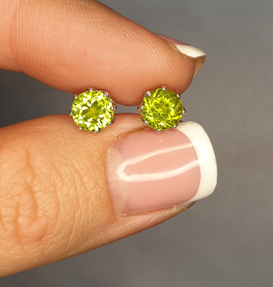 

Сережки серебряные с хризолитом 1,72 г